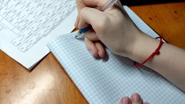 Mão Feminina Escreve Fórmulas Químicas Caderno Perto — Vídeo de Stock
