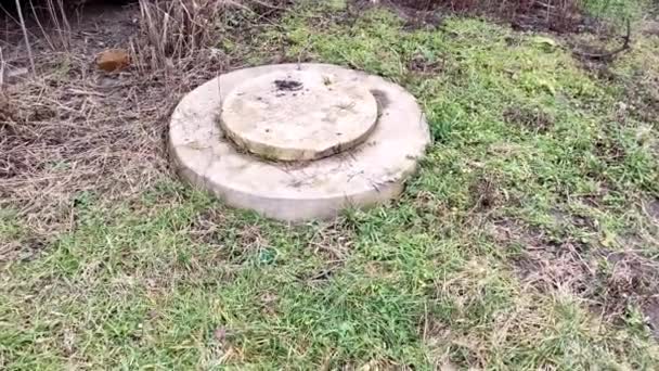 Bahçede Yerde Foseptik Kapağı Var — Stok video
