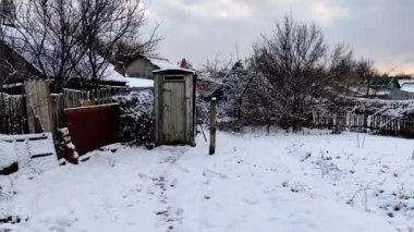 Kış akşamları ahşap kırsal tuvalet