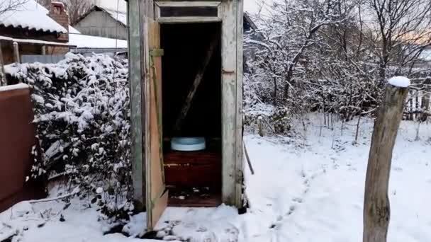 Casa Banho Rural Madeira Inverno Exterior Interior Vista Primeira Pessoa — Vídeo de Stock