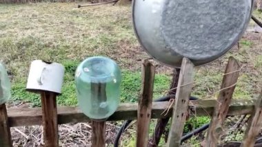 Tabaklar ve ev aletleri çitlerde, kırsal alanda