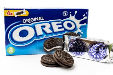 Kosice, Slovakya - 22 Haziran 2022: Vanilyalı Oreo bisküvileri.