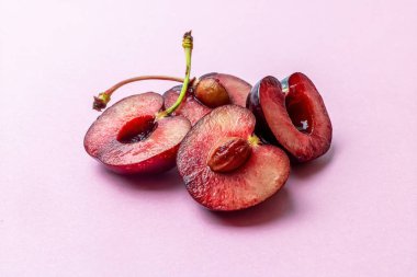 Taze toplanmış kirazlar, işleme ve tüketime hazır..