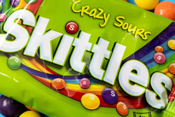 Kosice, Slovakya - 20 Temmuz 2022: Skittles, Wrigley Company tarafından üretilen ve pazarlanan bir meyve şekeri türüdür. Sert bir şeker ambalajı var..