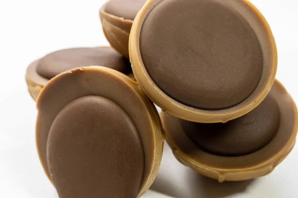 Crunchy hazelnut in caramel with nougat cream and a drop of dark chocolate on top.