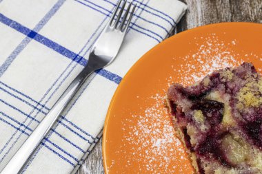 Taze pişmiş erikli kek tabakta servis edilir..