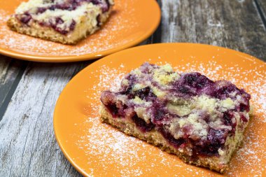 Taze pişmiş erikli kek tabakta servis edilir..