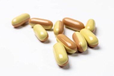 İlaçlar - beyaz bir masada ilaç ürünleri.