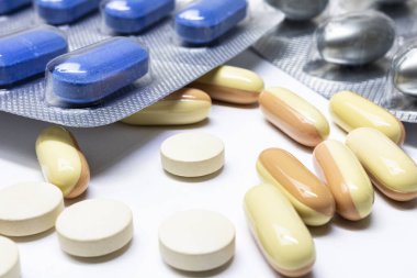 İlaçlar - beyaz bir masada ilaç ürünleri.