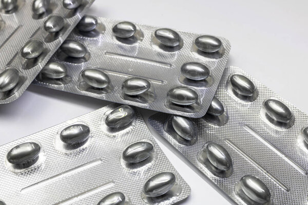 Лекарства - фармацевтические продукты на белом столе.