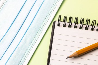 Yeşil arkaplanı olan bir masanın üzerinde tıbbi bir bez..