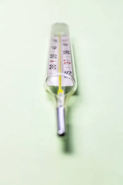 Termometro Mercurio Tavolo Con Sfondo Verde — Foto Stock