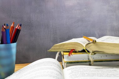 Okul ve ofis eşyaları ahşap bir masada..