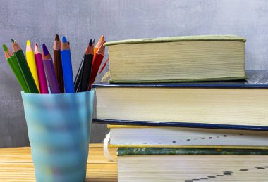 Okul ve ofis eşyaları ahşap bir masada..