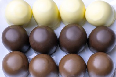 Çikolatalı, narin bir gofretin üzerindeki leziz krema..