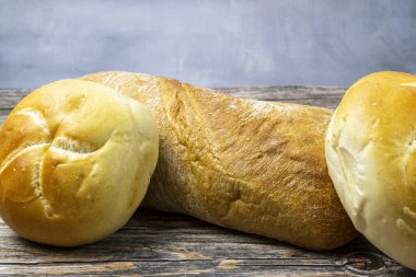 Tahta masadaki taze hamur işleri yenmeye hazır..