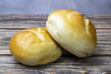 Tahta masadaki taze hamur işleri yenmeye hazır..