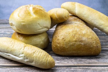 Tahta masadaki taze hamur işleri yenmeye hazır..