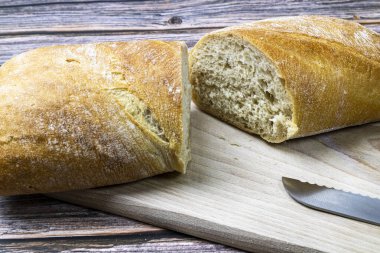 Tahta masadaki taze hamur işleri yenmeye hazır..
