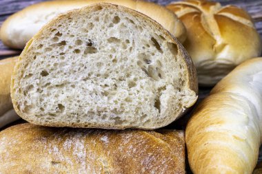 Tahta masadaki taze hamur işleri yenmeye hazır..