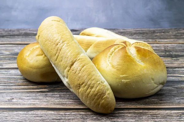 Verse Gebak Een Houten Tafel Klaar Eten — Stockfoto