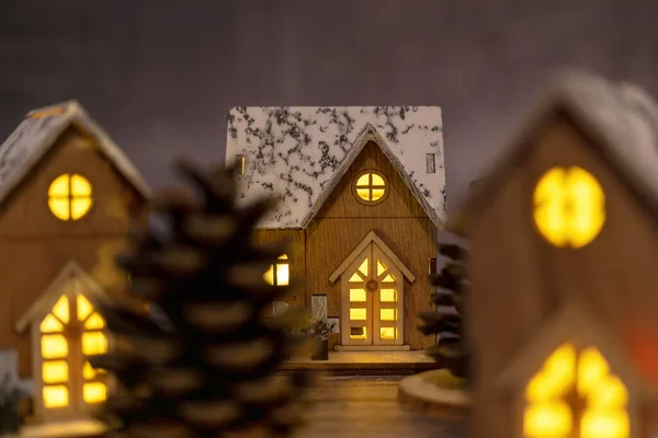 Tahta bir masada Noel süslemeleri..