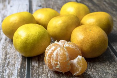 Tahta masadaki taze mandalinalar..