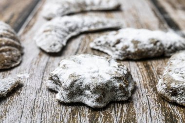 Pudra şekerli Noel kurabiyeleri.