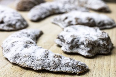 Pudra şekerli Noel kurabiyeleri.