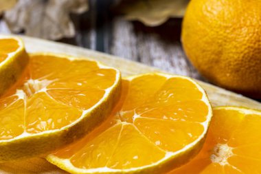 Sonbahar mevsiminde mandalina dilimlenmiş..