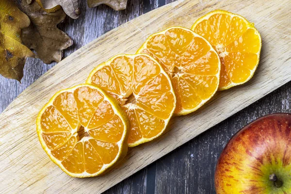 Sonbahar mevsiminde mandalina dilimlenmiş..