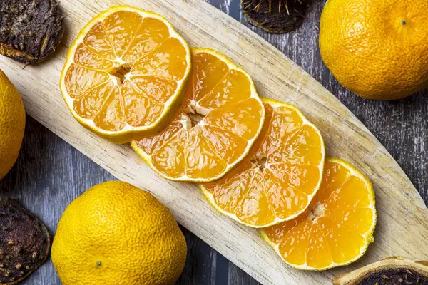 Sonbahar mevsiminde mandalina dilimlenmiş..