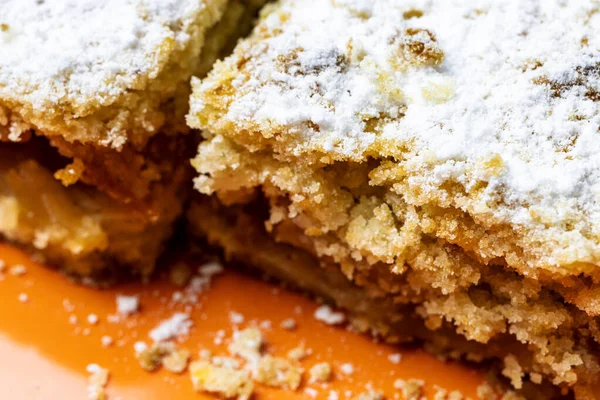 Apfelkuchen Mit Zucker Bestreut Auf Einem Teller Herbst — Stockfoto