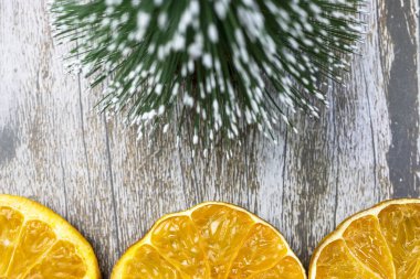 Ahşap bir masada renkli Noel süslemeleri.