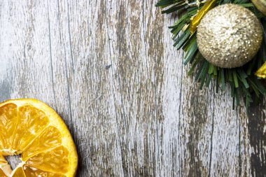 Ahşap bir masada renkli Noel süslemeleri.