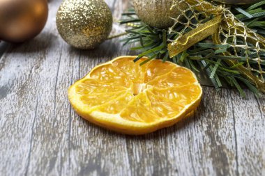 Ahşap bir masada renkli Noel süslemeleri.