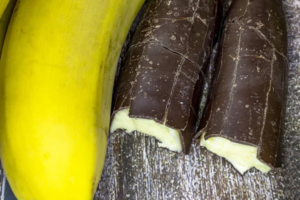 Plátanos Chocolate Sobre Una Mesa Madera — Foto de Stock