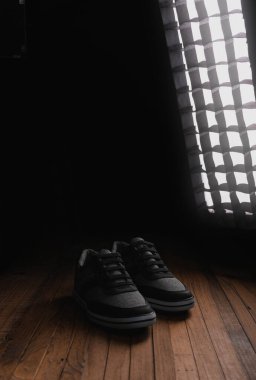 Erkek Ayakkabıları ahşap arka planda Stüdyo Fotoğrafçılığı.