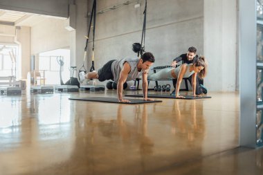 Kalas pozisyonu alan sporcular, spor salonunda uzaklaştırma talimi yapanlar..