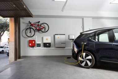 Evdeki özellikle elektrikli taşıt şarj istasyonu.