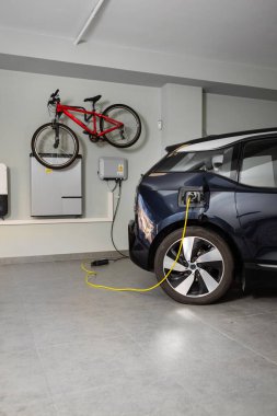 Evdeki özellikle elektrikli taşıt şarj istasyonu.
