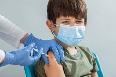 Genç çocuk aşı olurken acı çekiyor..