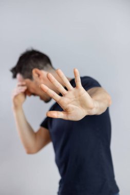 Endişeli adamın elinde dur işareti var, itiraz yok..