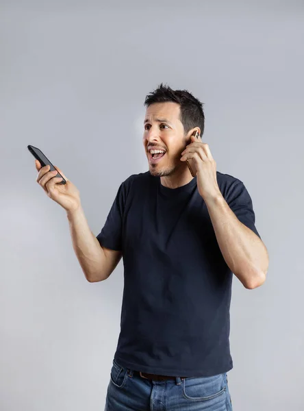 Stressed Man habla por dos teléfonos en el momento. —  Fotos de Stock