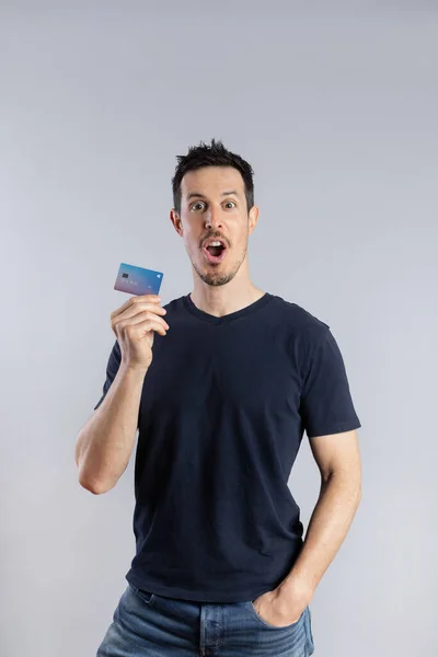 Joven sorprendido con tarjeta de crédito —  Fotos de Stock