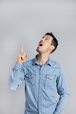 Şaşırmış Adam Stüdyoda Duran Metinler İçin Boş Yer Gösteriyor