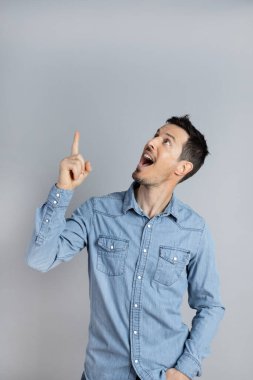 Şaşırmış Adam Stüdyoda Duran Metinler İçin Boş Yer Gösteriyor