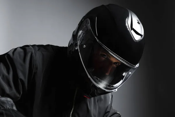 Motociclista en el casco de cerca retrato, a caballo motocicleta, tiro al estudio — Foto de Stock