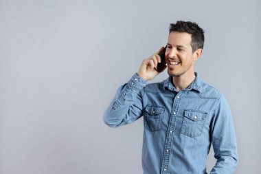 Rahat Adam telefonda konuşuyor. Stüdyoda, fotokopi odasında..