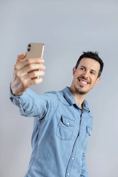 Hombre haciendo selfie disparo en el teléfono móvil, en el interior. —  Fotos de Stock